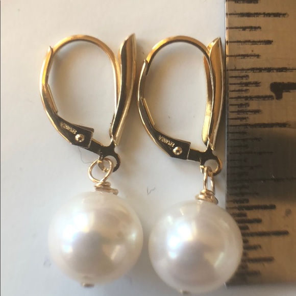 Handmade Jewelry - White Round Pearls on 14K Gold Filled Leverbacks